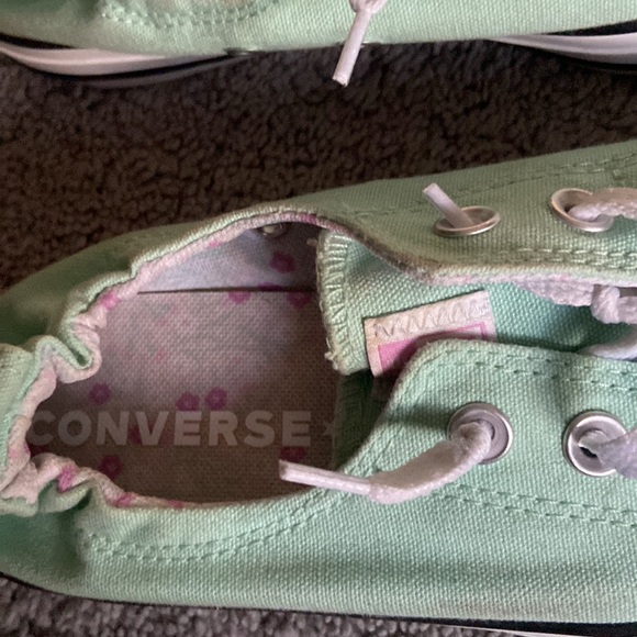 Womens  Converse shoes. - Picture 6 of 13